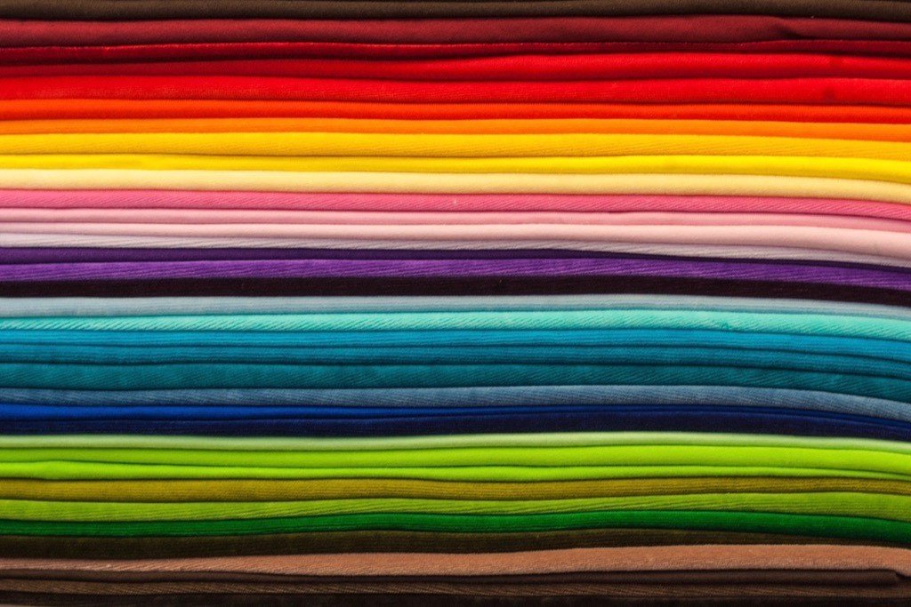 Empilement de textiles, matière première du recyclage.