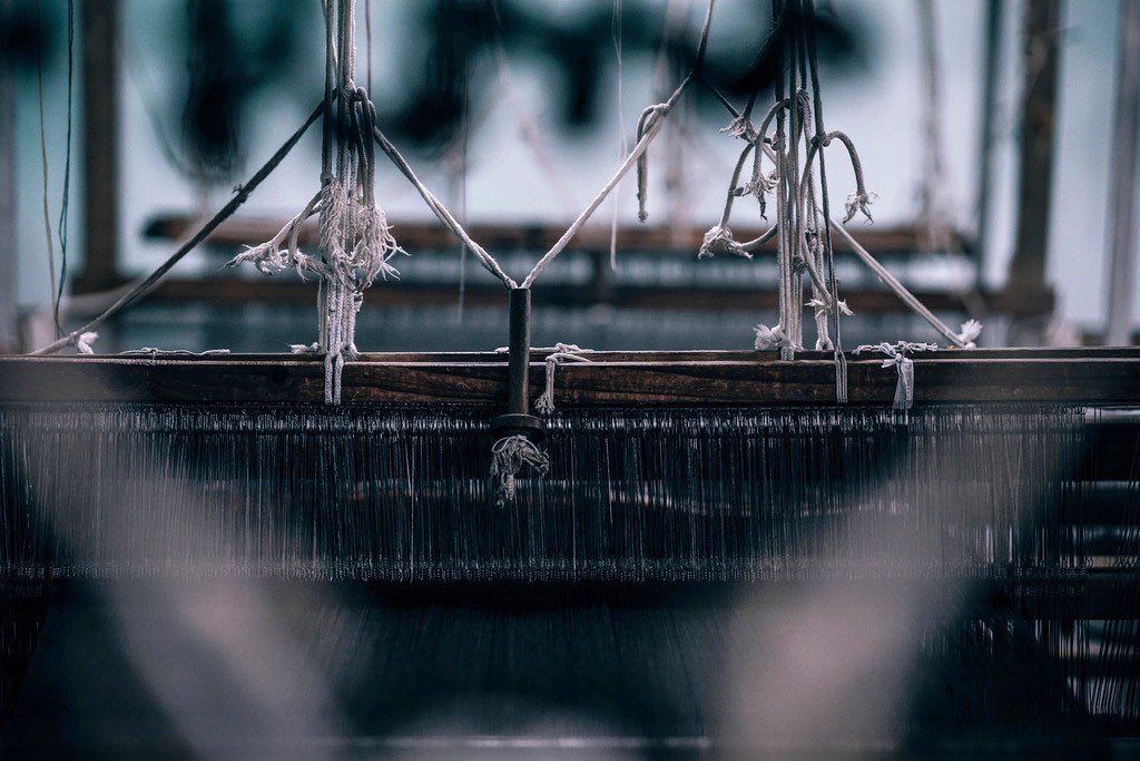 Atelier de production textile en fonctionnement.